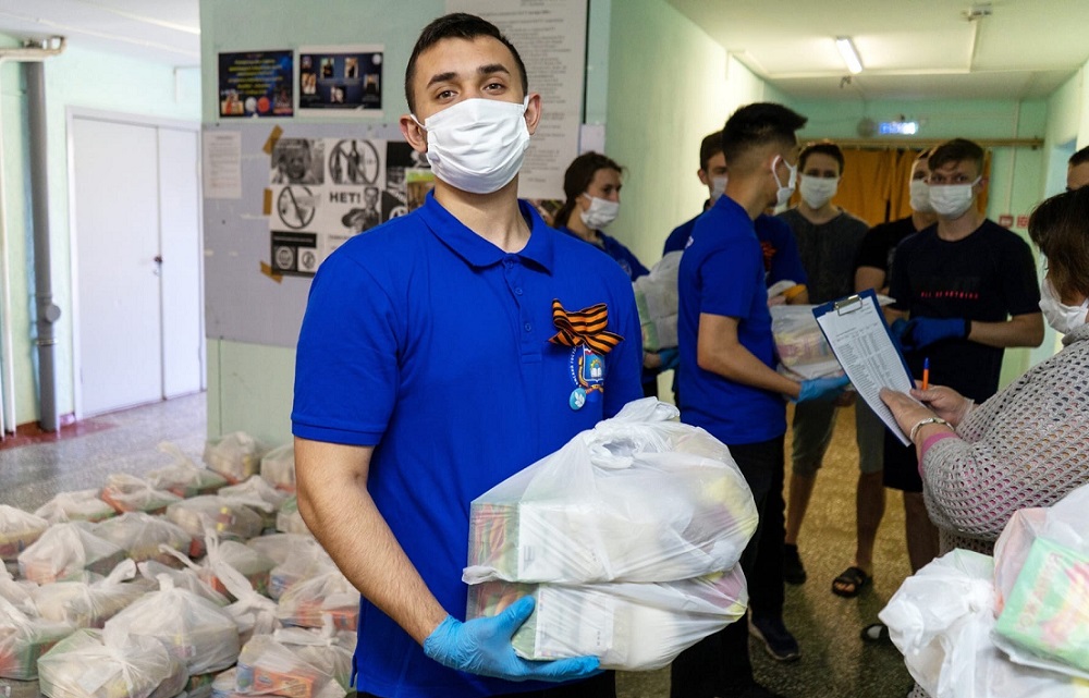 Более 600 студентам из общежития ОмГТУ помогли бесплатными продуктами