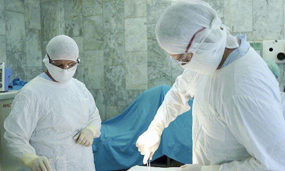 В Омске врачи спасли выпавшую из окна третьего этажа молодую женщину