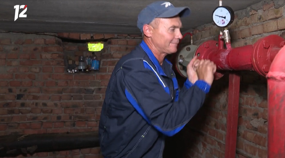 Омичи смогут задать вопросы о горячей воде в домах и отопительном сезоне на прямой линии