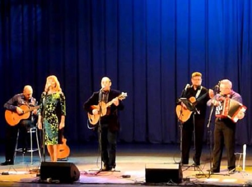 Участники "Бард-вагона" споют для омичей