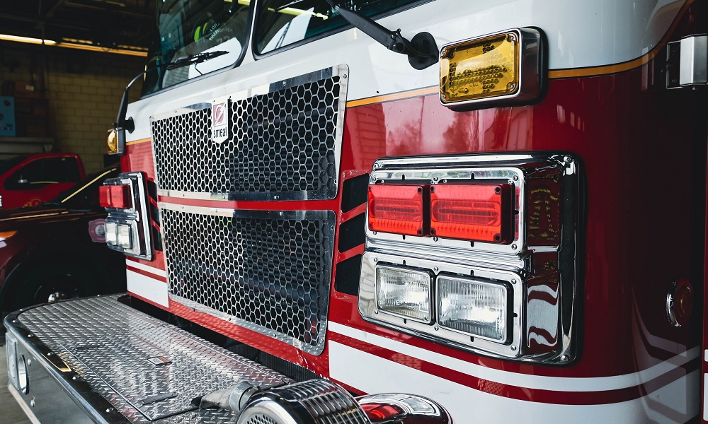 В Омске во время пожара на нескольких этажах многоэтажки огнеборцы спасли ребёнка