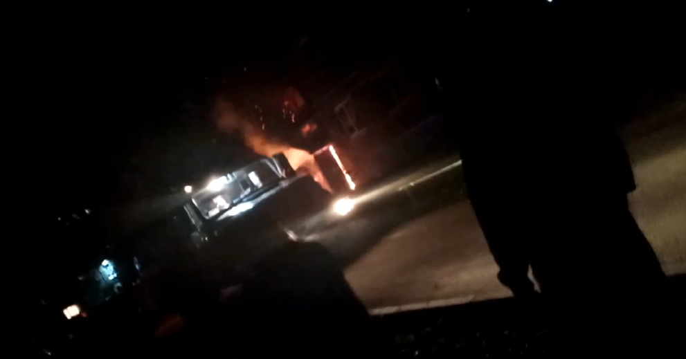 Омские сотрудники МЧС спасли 10 человек на ночном пожаре 