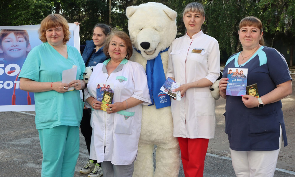 Активисты партии «Единая Россия» поблагодарили медицинских работников за их труд