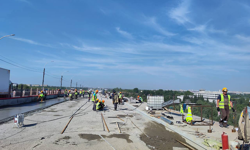 В Омске на Ленинградском мосту начали выравнивать слой нового полотна проезжей части