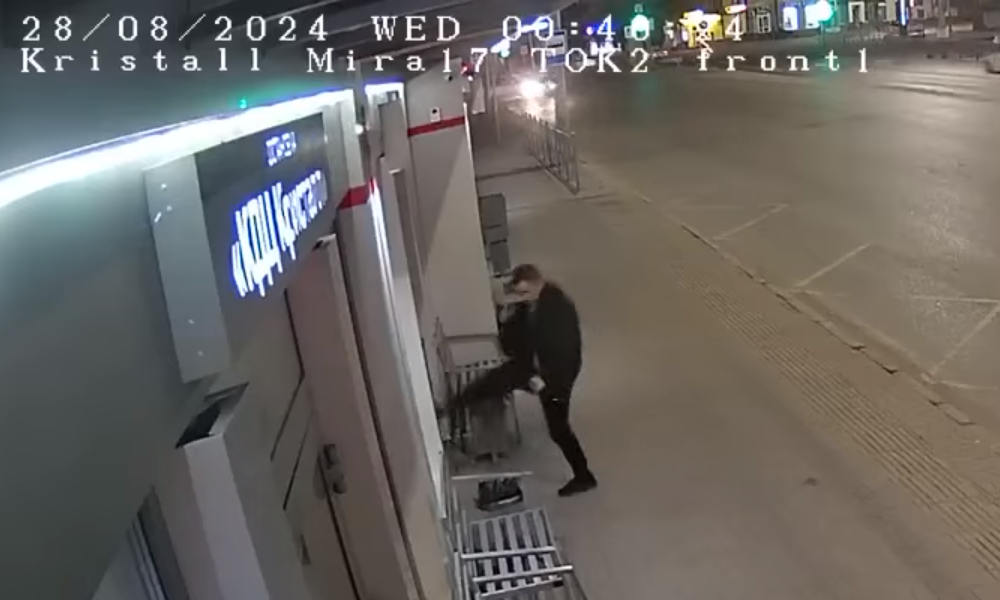 В Омске вандал разбил дверь тёплой остановки в Нефтяниках