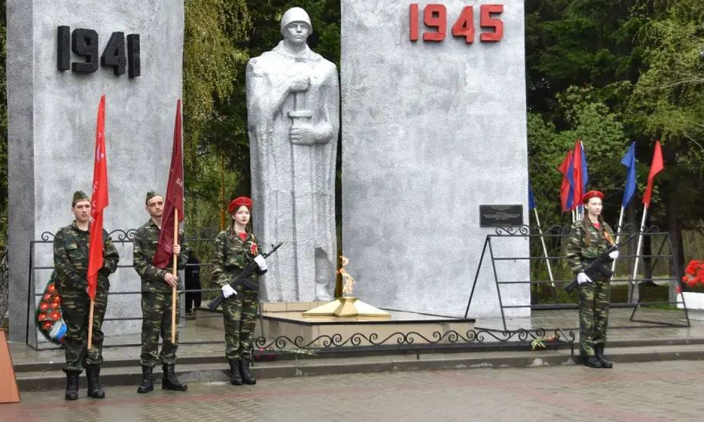 В Знаменском в День Победы зажгли Вечный огонь