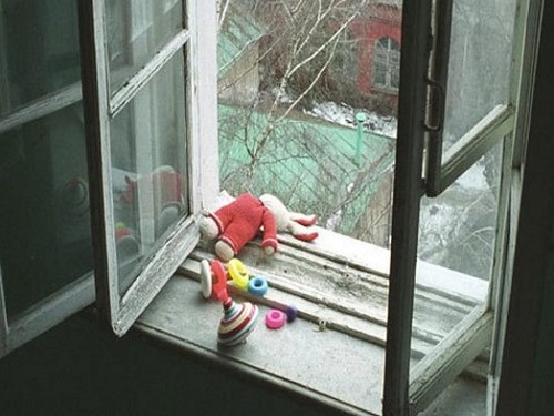 В Омске девочка выпала из окна на 5 этаже