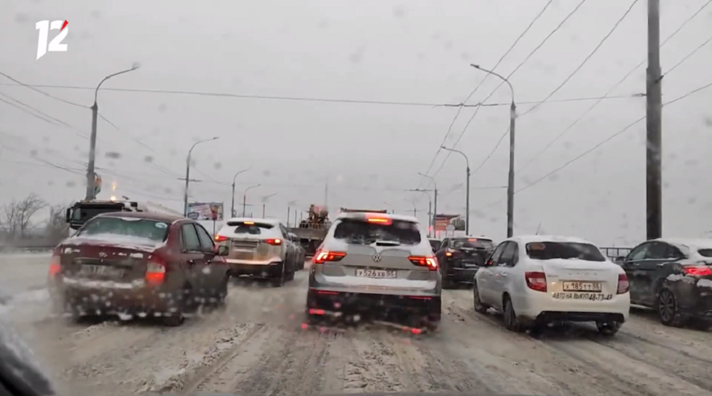 В первый рабочий день после зимних каникул на омских улицах образовались пробки