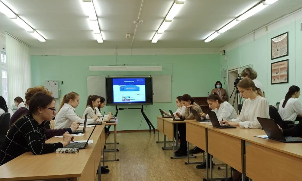 В омские школы скоро доставят 2 тысячи современных ноутбуков