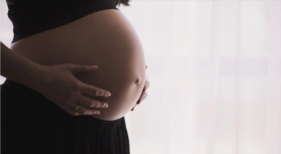 Новорождённый ребёнок омички, которая скончалась от коронавируса, выжил