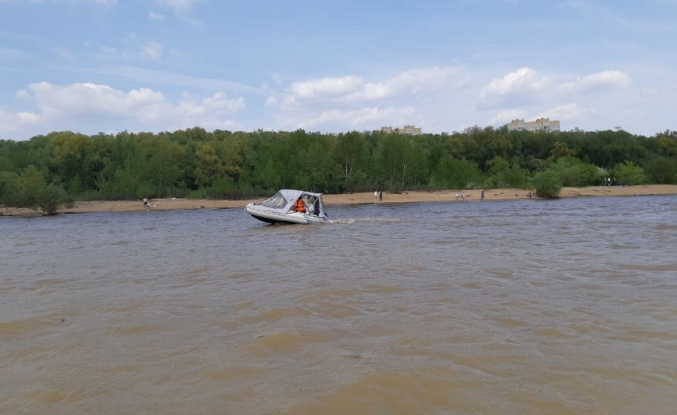 Сотрудники МЧС спасли омича, который перевернулся на лодке и едва не утонул
