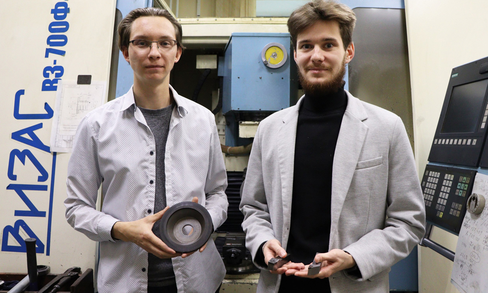 Инженеры ОмГТУ создают компактный станок для восстановления режущих пластин