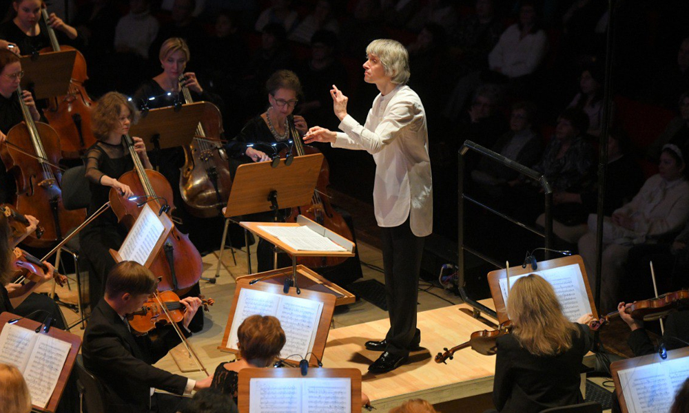 В Омске стартовал фестиваль «Белая симфония» (12+) мультимедийным концертом «Картинки с выставки»