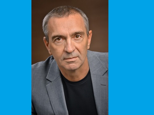 Александр Бурков поздравил ставшего народным артистом России омского актёра 