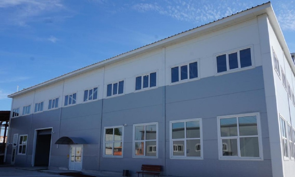 В Омске построили стоянку с блоком техобслуживания и автомойкой