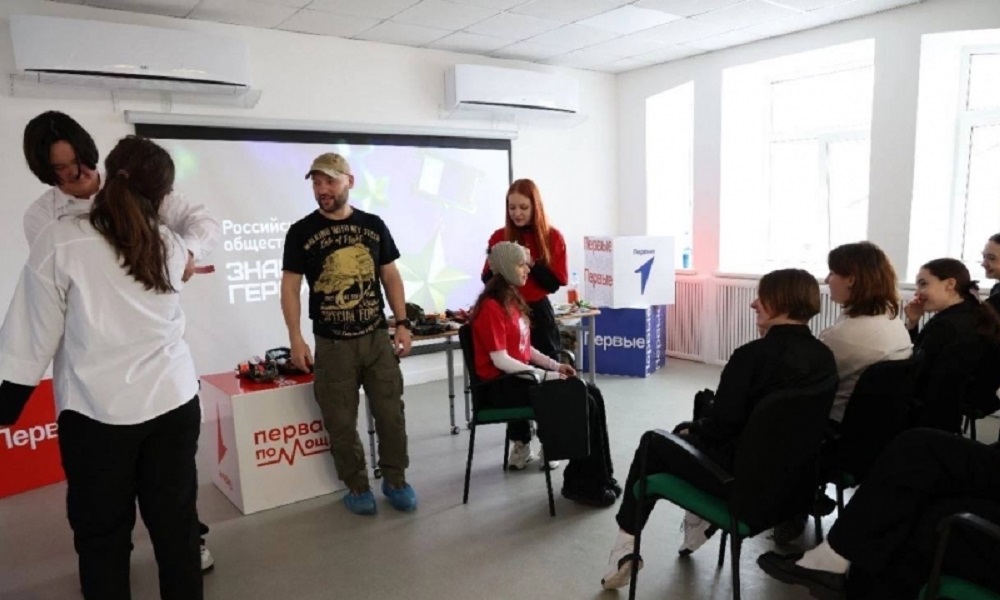 Мастер-класс, основанный на реальных событиях, омским школьникам провёл участник спецоперации Евгений Кузнецов