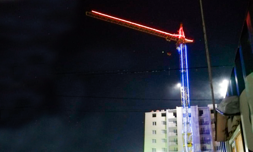 В Омске гирляндами подсветили ещё один башенный кран