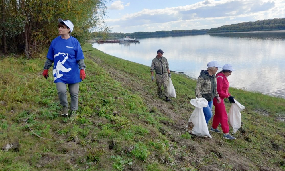 Активисты «Единой России» очистили общественные территории в трёх районах Омской области