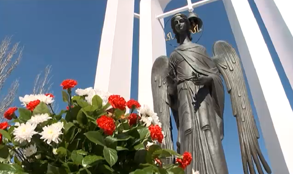 Первые лица Омской области почтили память ликвидаторов аварии на Чернобыльской АЭС