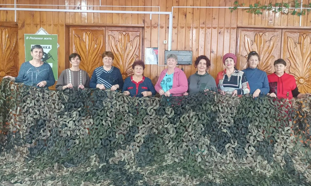 Репинские волонтёры изготовили 400 маскировочных сетей для участников СВО