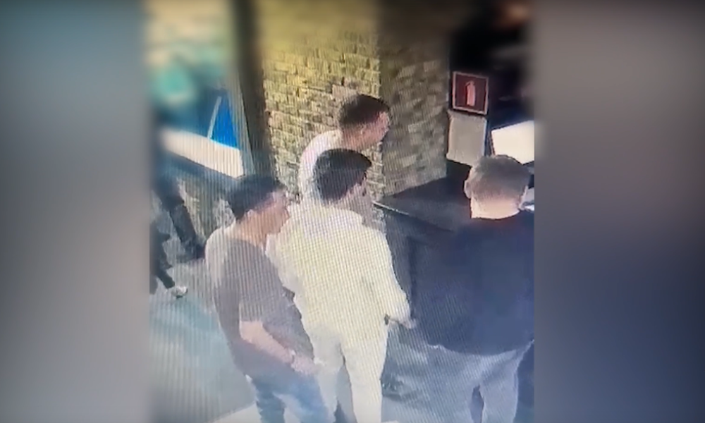 Омские полицейские разыскивают четверых мужчин, которые украли чужой телефон 