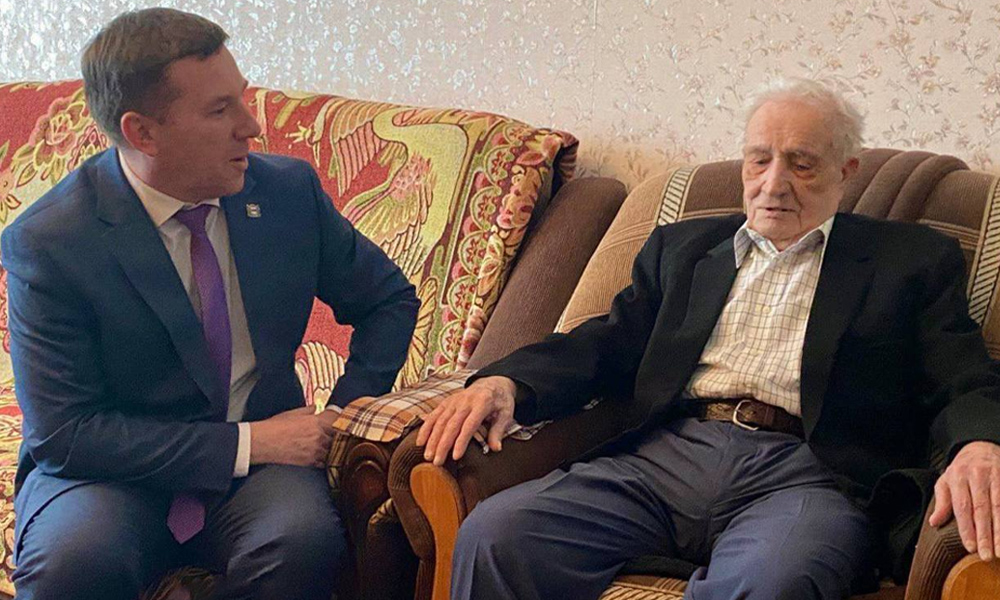 Глава Кировского округа поздравил ветерана Великой Отечественной войны с 98-летием