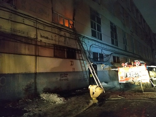 В Омске спасли человека из загоревшегося офисного здания