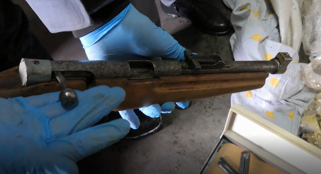 В Омске изъяли из незаконного оборота обрез винтовки и газовый пистолет, переделанный под боевой