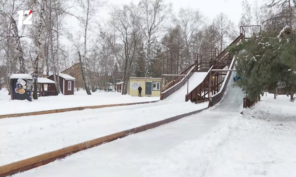 В Советском парке и парке имени 30-летия ВЛКСМ продолжается подготовка к зимнему сезону