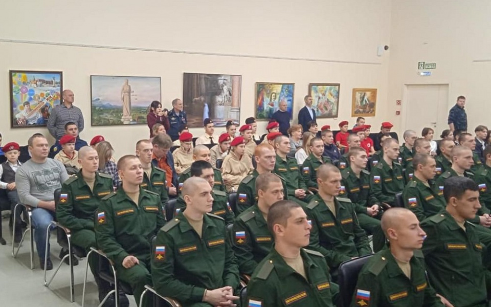 Из Омска на службу в армию торжественно проводили 65 новобранцев 