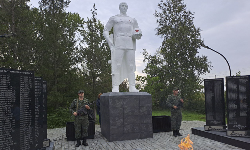 В селе Князево Называевского района торжественно открыли обновлённый памятник Воину-освободителю