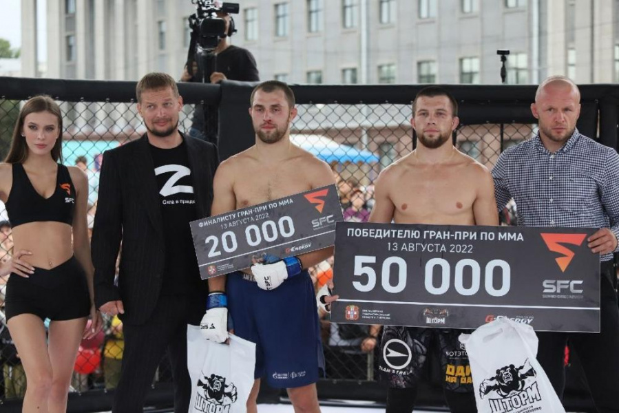 Боец из Барнаула стал победителем чемпионата по ММА среди любителей, который состоялся в центре Омска 
