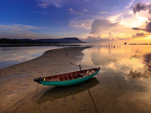 Житель Омской области при попытке продать лодку потерял 63 тысячи рублей