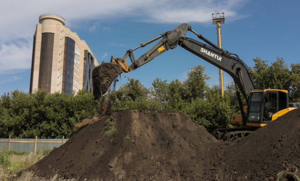 Глава омского минспорта Алексей Ленберг посетил стройплощадку, где начали возводить новый бассейн
