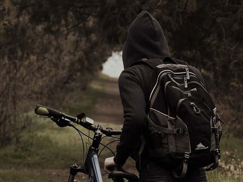 Грабители забрали у омского велосипедиста мобильник и электронную сигарету