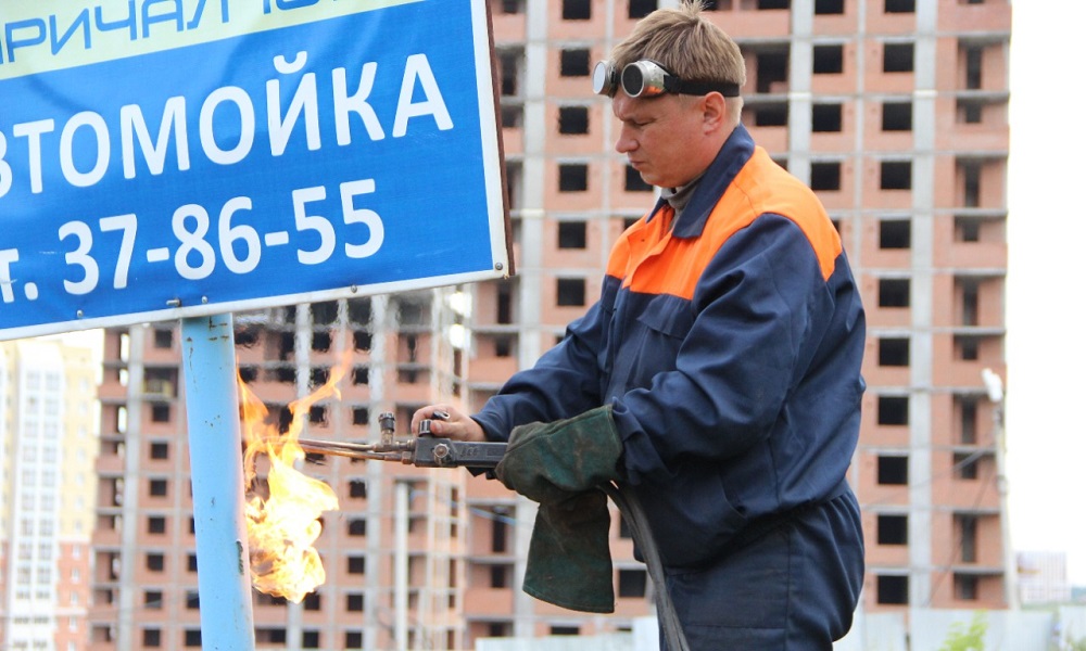 В Омске демонтируют вывески, которые портят архитектурный облик города
