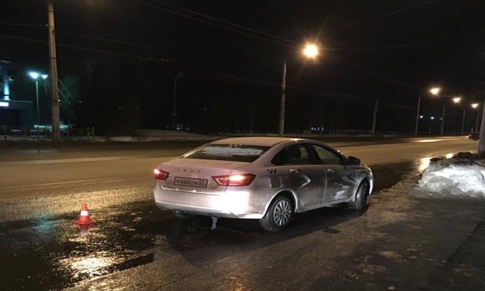 Двоих омичей сбили на пешеходном переходе 