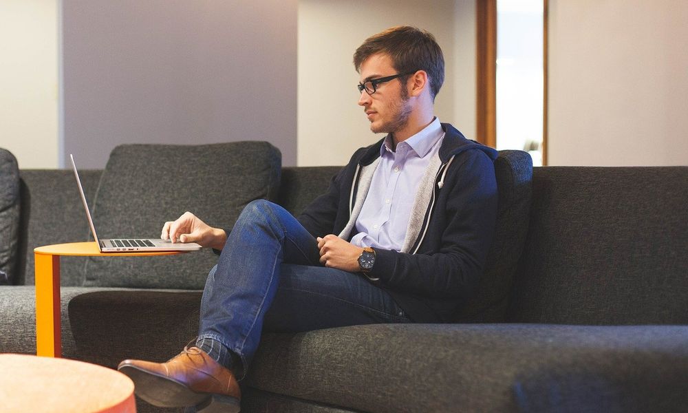 Необходимость высшего образования и переход на альтернативные источники энергии: о чём говорили в третий день марафона «Новое знание»