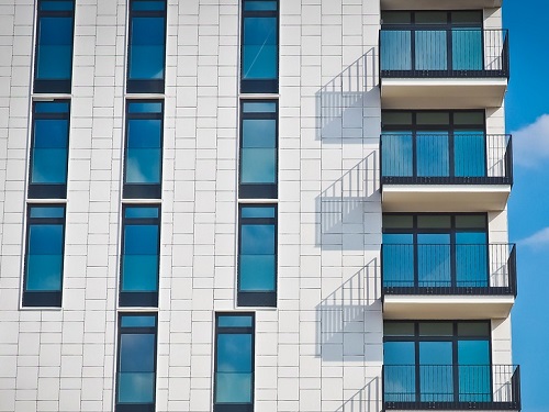 Выбросившего с 4-го этажа знакомую омича приговорили к колонии строго режима