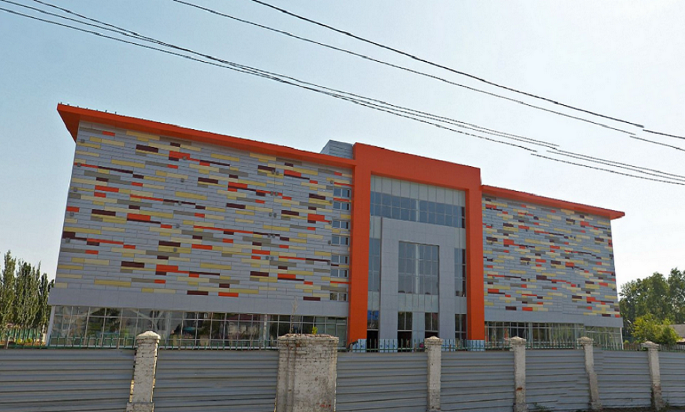 Посетители и работники омского ТЦ рядом с парком были эвакуированы из-за сработавшей сигнализации 