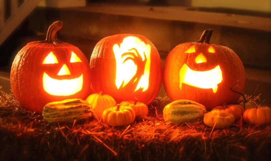 К Хэллоуину омичи растят тыквы и покупают костюмы киногероев