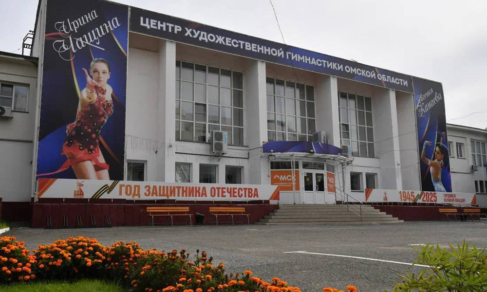 Виталий Хоценко и тренер Вера Штельбаумс посетили Центр художественной гимнастики после обновления кровли здания