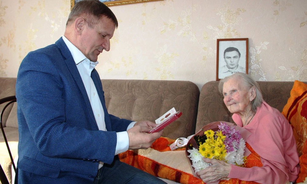 Ветеранам Кормиловского района вручили юбилейные медали к 80-летию Победы