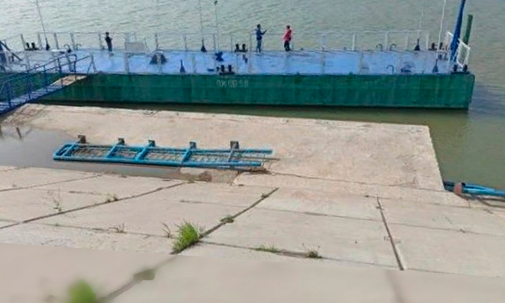 В Омске ищут собственника сломанного ограждения на причале 