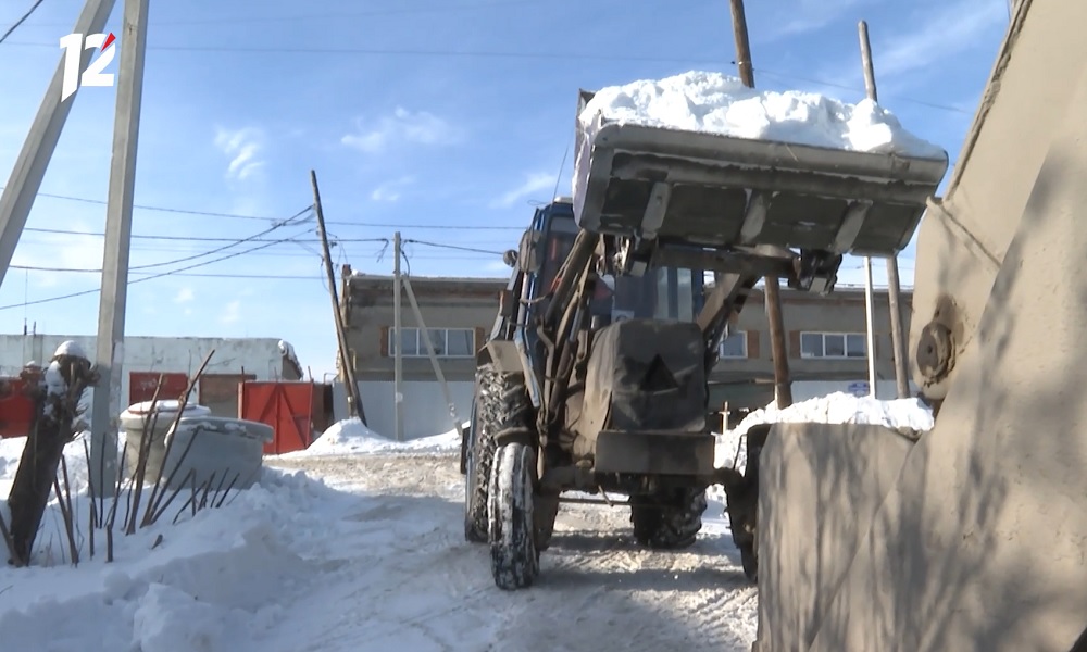 Омские сотрудники УДХБ вывозят снег