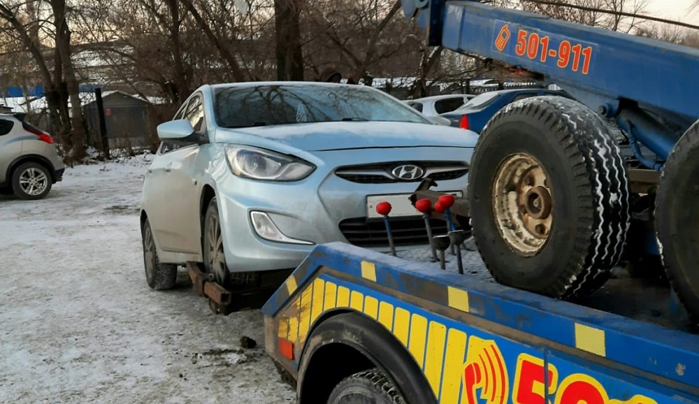 Омич неожиданно стал пешеходом: приставы конфисковали его авто из-за невыплаченного кредита