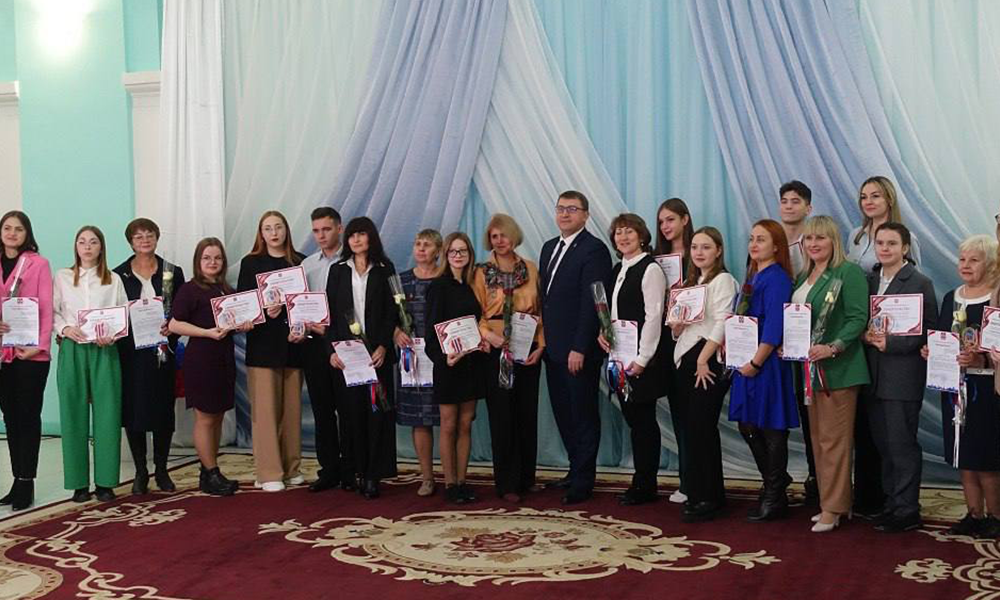 Омские школьники и студенты начинают получать премию губернатора