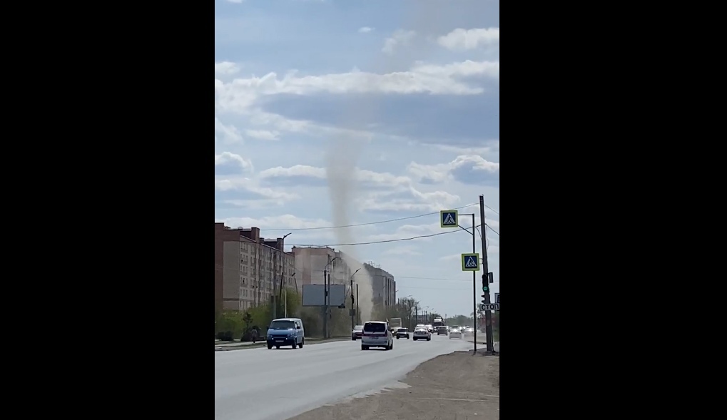 Омичи засняли пыльный смерч на улице города 