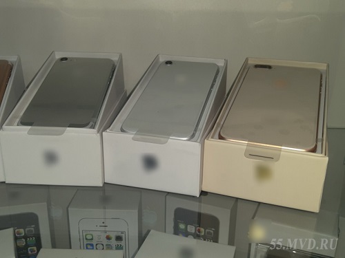 В Омске изъяли почти 200 поддельных iPhone