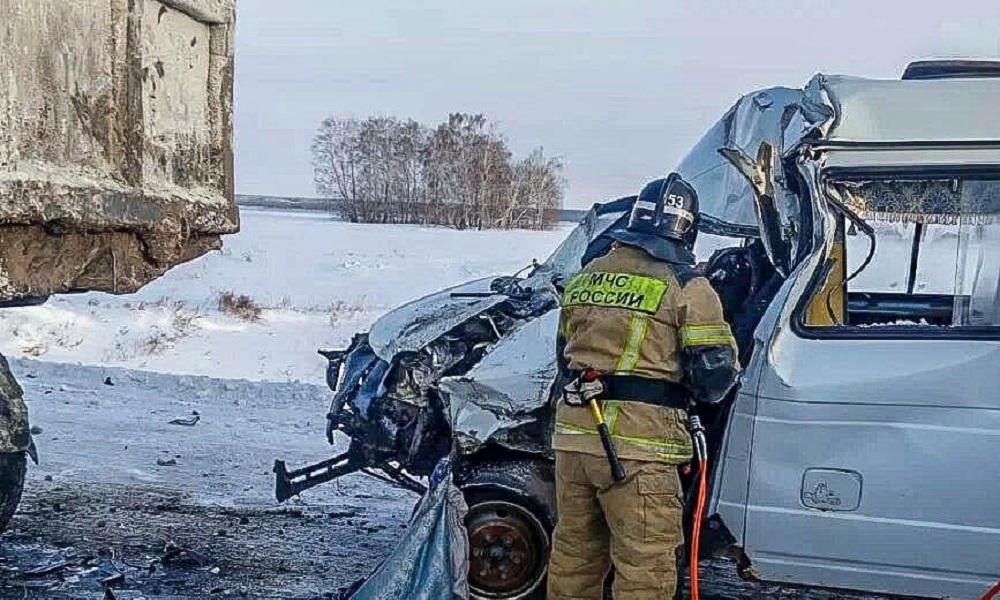 В Любинском районе столкнулись микроавтобус и грузовик